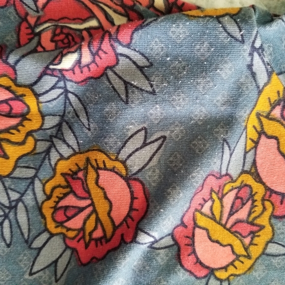 Lularoe Perfect Tee - Picture 2 of 4